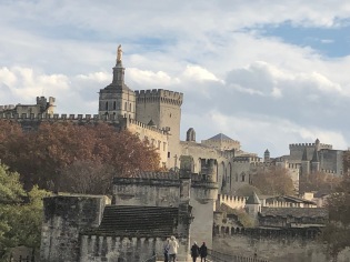 Вид на замок из города